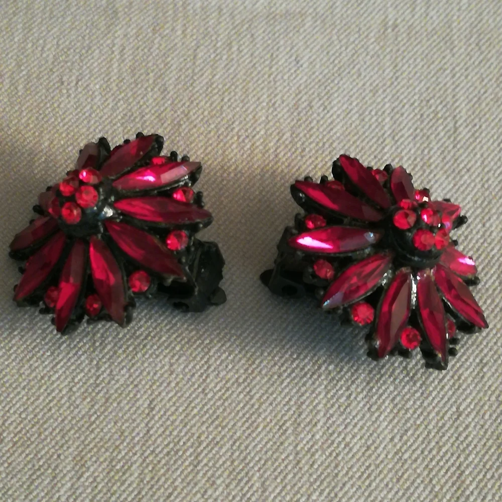 Vintage Ruby Red Rhinestone Clip Earrings - Picture 6 of 6